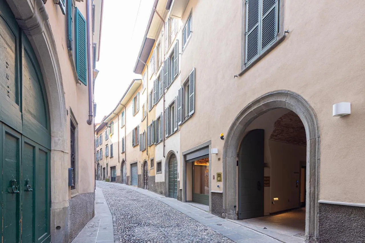 Rego Apartments - Boutique Aparthotel With Some Off-Site Apartments In A Charming Historic District Close To Upper Town Bérgamo