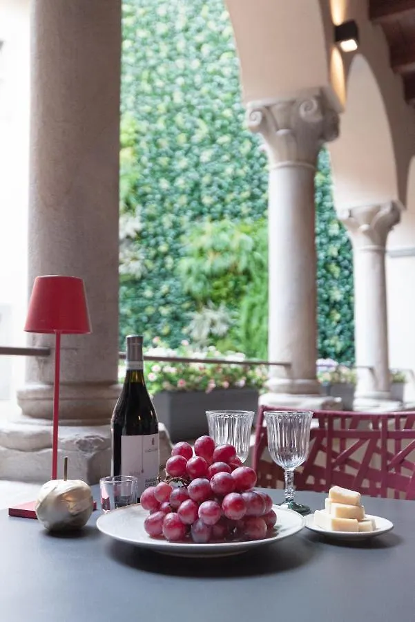 Rego Apartments - Boutique Aparthotel With Some Off-Site Apartments In A Charming Historic District Close To Upper Town Bergamo 0*,