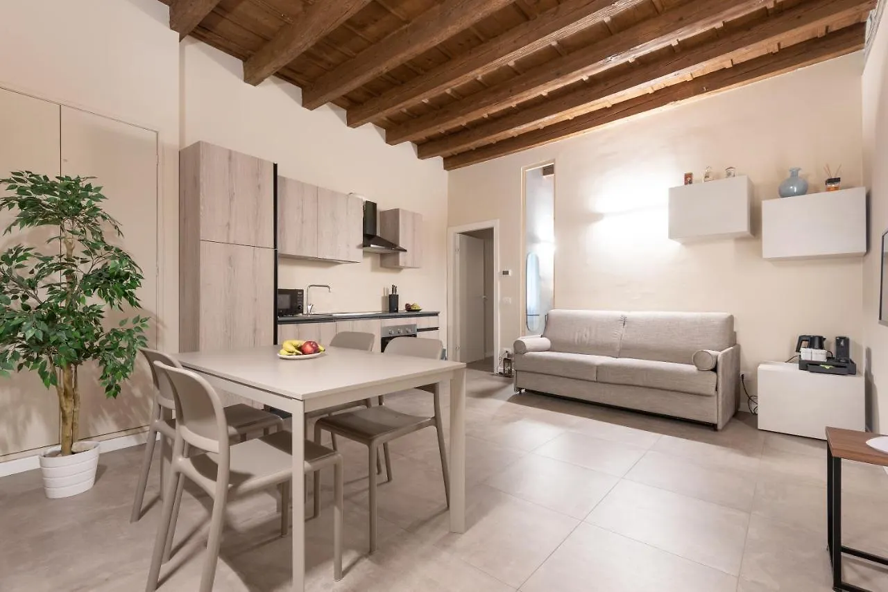 Rego Apartments - Boutique Aparthotel With Some Off-Site Apartments In A Charming Historic District Close To Upper Town Bérgamo 0*,  Italia