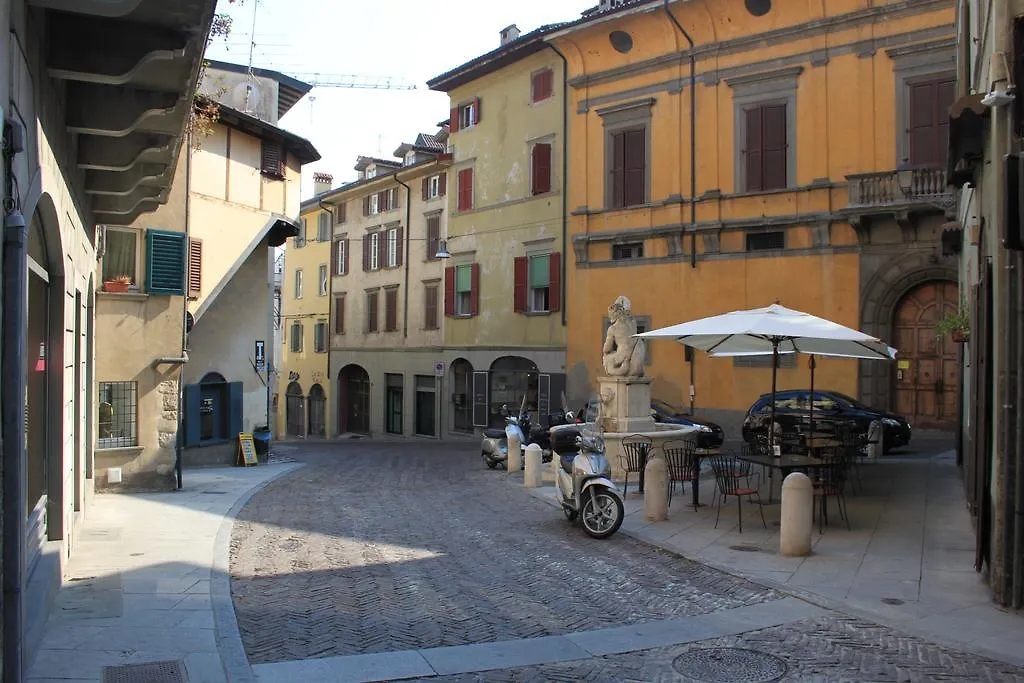 Rego Apartments - Boutique Aparthotel With Some Off-Site Apartments In A Charming Historic District Close To Upper Town Bérgamo