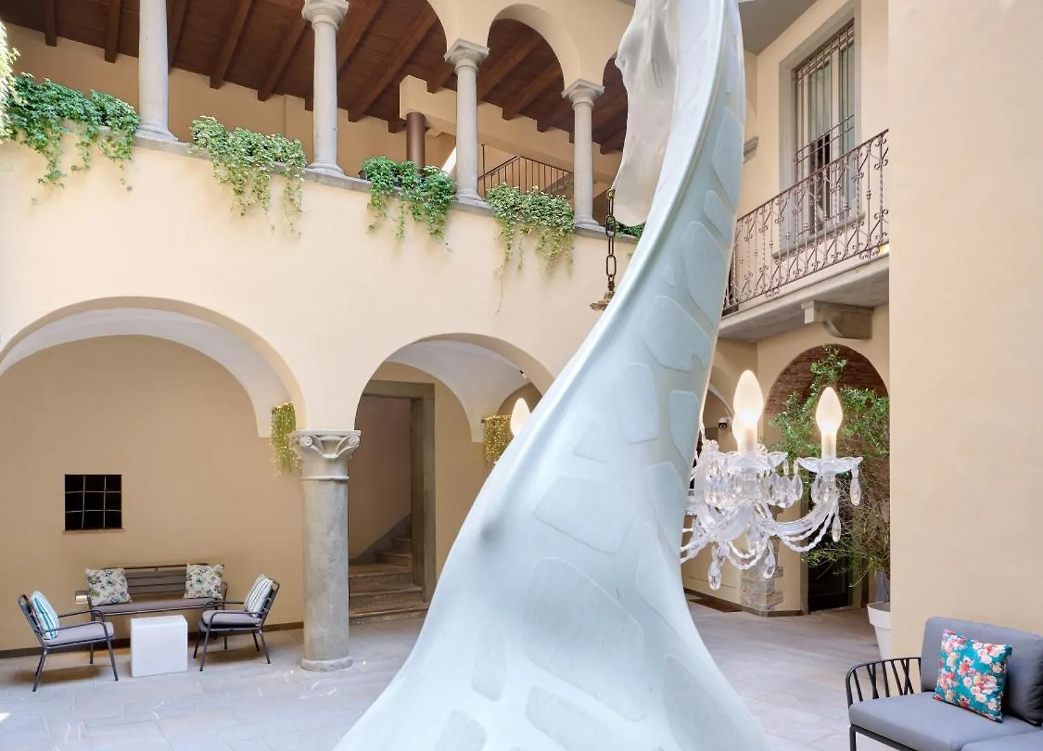 Rego Apartments - Boutique Aparthotel With Some Off-Site Apartments In A Charming Historic District Close To Upper Town Bérgamo