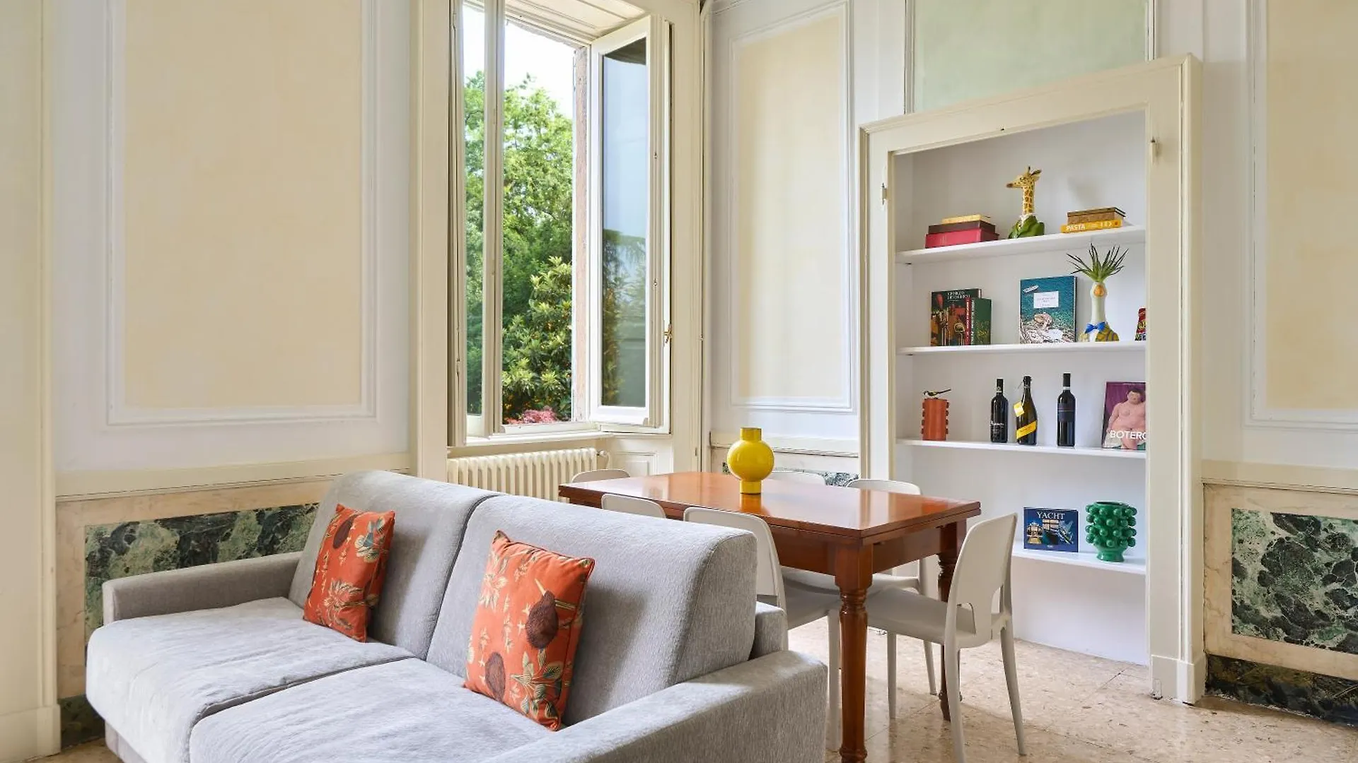 Rego Apartments - Boutique Aparthotel With Some Off-Site Apartments In A Charming Historic District Close To Upper Town Bérgamo