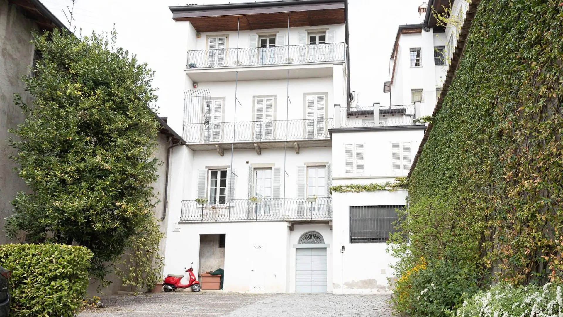 Rego Apartments - Boutique Aparthotel With Some Off-Site Apartments In A Charming Historic District Close To Upper Town Bérgamo